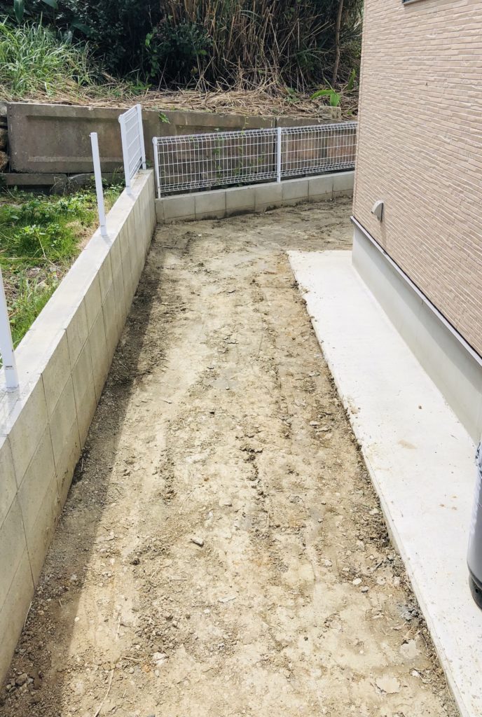 お庭砂利diy 水はけも良くなり防犯対策に 素人でもできる費用を抑えたやり方 はまちゃんねる