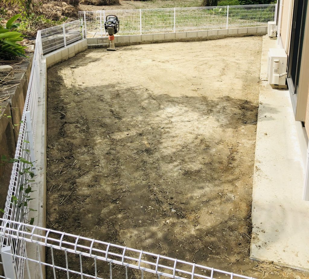 お庭砂利diy 水はけも良くなり防犯対策に 素人でもできる費用を抑えたやり方 はまちゃんねる